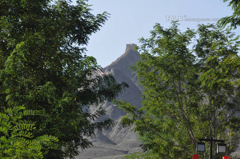 无人,横图,室外,白天,仰视,旅游,度假,草地,草坪,石头,名胜古迹,山,山脉,植物,楼梯,标志建筑,地标,建筑,照明,中国,亚洲,吊挂,悬挂,阴影,遗迹,光线,灯笼,石子,影子,纸灯笼,阶梯,墙,山峰,山峦,挂,古迹,文物,娱乐,建设,古建筑,墙壁,墙面,台阶,草,树,树木,红色,蓝色,绿色,蓝天,天空,阳光,灯具,群山,天,享受,休闲,旅游胜地,放松,生长,晴朗,成长,照亮,照明设备,古文明,东亚,甘肃,甘肃省,嘉峪关,万里无云,中华人民共和国,西北地区,甘,嘉峪关市,悬臂长城,石块,岩石,晴空,晴空万里,彩图,低角度拍摄,shsgf1