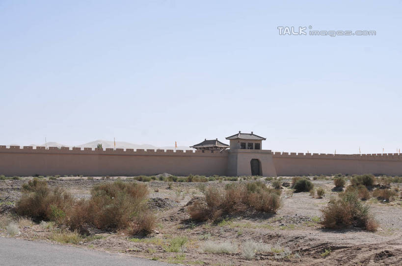 无人,横图,室外,白天,正面,旅游,度假,草地,草坪,名胜古迹,植物,门,标志建筑,道路,地标,建筑,路,敦煌,中国,亚洲,阴影,遗迹,光线,影子,墙,屋顶,小路,交通,顶棚,古迹,文物,娱乐,城门,建设,城墙,古建筑,墙壁,墙面,草,树,树木,蓝色,绿色,蓝天,天空,阳光,门框,天,享受,休闲,旅游胜地,放松,生长,晴朗,成长,古文明,东亚,甘肃,甘肃省,万里无云,中华人民共和国,西北地区,甘,酒泉,酒泉市,小方盘城,玉门关,瓮城,晴空,晴空万里,彩图,shsgf1