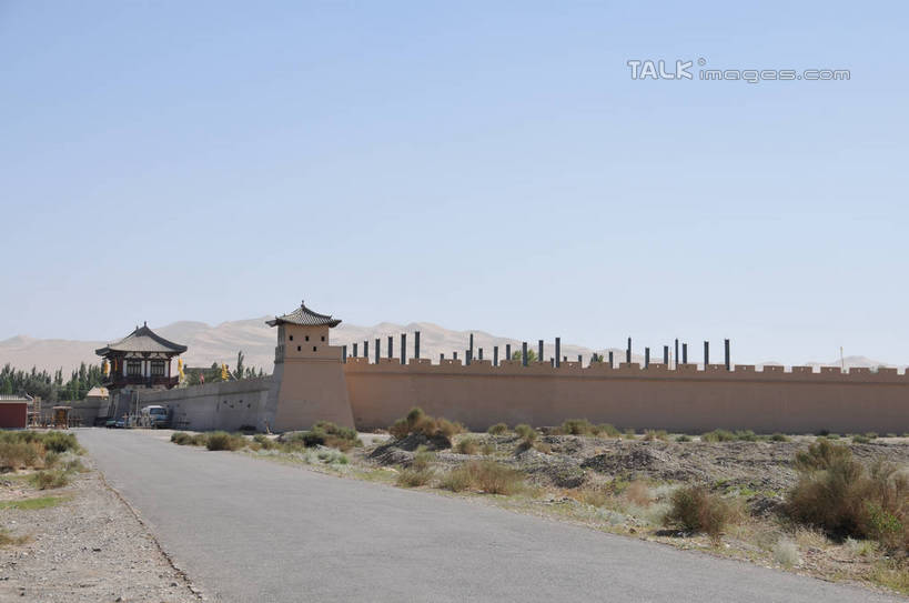 无人,横图,室外,白天,正面,旅游,度假,草地,草坪,名胜古迹,植物,门,标志建筑,道路,地标,建筑,路,公共汽车,敦煌,中国,亚洲,一辆,阴影,遗迹,光线,影子,墙,屋顶,小路,巴士,公交车,交通,顶棚,古迹,文物,娱乐,城门,建设,城墙,古建筑,墙壁,墙面,车,草,树,树木,蓝色,绿色,蓝天,天空,阳光,门框,交通工具,天,享受,休闲,旅游胜地,放松,生长,晴朗,成长,载具,古文明,东亚,甘肃,甘肃省,万里无云,中华人民共和国,西北地区,甘,酒泉,酒泉市,小方盘城,玉门关,瓮城,晴空,晴空万里,彩图,shsgf1