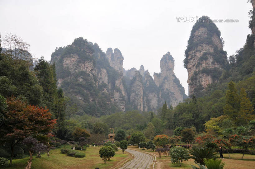 无人,横图,室外,白天,正面,旅游,度假,草地,草坪,石头,美景,山,山脉,植物,道路,路,张家界,中国,亚洲,阴影,光线,石子,影子,景观,山峰,小路,交通,山峦,娱乐,草,树,树木,蓝色,绿色,蓝天,天空,阳光,自然,群山,天,享受,休闲,景色,放松,生长,晴朗,成长,自然风光,东亚,湖南,湖南省,万里无云,中华人民共和国,华中地区,湘,张家界市,石块,岩石,晴空,晴空万里,彩图,shsgf1