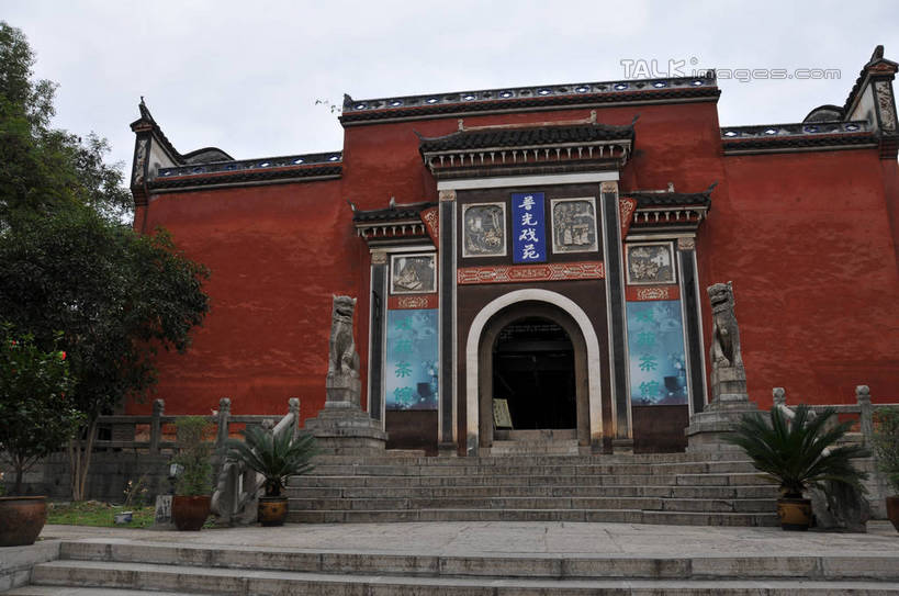 无人,栏杆,横图,室外,白天,仰视,度假,美景,楼梯,城市风光,城市,铁树,花盆,雕塑,张家界,中国,亚洲,艺术,装饰,标志,雕刻,雕像,扶手,瓦片,文字,字符,阶梯,墙,屋檐,景观,地面,两盆,娱乐,标识,护栏,檐,墙壁,墙面,台阶,红色,蓝色,天空,工艺品,天,享受,休闲,汉字,景色,放松,纪念,美术,神圣,中文,主题,陈列,东亚,湖南,湖南省,中华人民共和国,功能,美学,国文,华文,华中地区,湘,张家界市,庄严,番蕉,凤尾蕉,铁蕉,苏铁,避火蕉,彩图,低角度拍摄,剧场,戏院,shsgf1