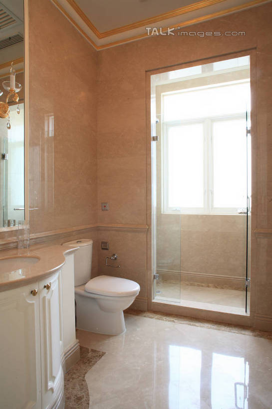 无人,家,竖图,俯视,室内,白天,柜子,家具,镜子,生活用品,卫生间,洗手间,浴室,装修,建筑,玻璃,照明,欧式,阴影,装饰,反射,瓷砖,地砖,水龙头,影子,房屋,马桶,屋子,公寓,灯光,地面,豪华,台盆,洗脸盆,建设,现代,装潢,洋房,楼房,顶灯,开关,住宅,玻璃制品,灯,橱柜,灯具,室内装潢,打开,座便器,样板房,明亮,照亮,阀门,镜像,舒适,家居装潢,开启,镜面,照明设备,房屋设计,卫浴,地中海风格,古典风格,简约风格,室内设计,宽敞,样板房装潢,子孙桶,水咀,洗脸池,设计,厕所,淋浴房,彩图,高角度拍摄,冲凉房,房子,沐浴间,沐浴室,shslj1