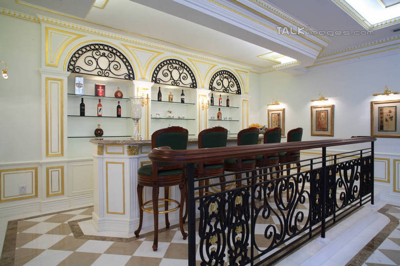 无人,家,客厅,栏杆,横图,室内,白天,正面,别墅,柜子,家具,装修,桌子,建筑,椅子,照明,欧式,花纹,装饰,瓷砖,地砖,房屋,木椅,墙,屋子,公寓,围栏,灯光,地面,高脚椅,豪华,红酒瓶,建设,现代,装潢,洋房,护栏,楼房,墙壁,墙面,住宅,玻璃制品,灯,酒瓶,玻璃瓶,瓶子,橱柜,灯具,室内装潢,华丽,修饰,样板房,明亮,照亮,点缀,起居室,舒适,家居装潢,照明设备,房屋设计,地中海风格,古典风格,简约风格,室内设计,宽敞,样板房装潢,衬托,美观,雅致,雅观,设计,彩图,房子,shslj1