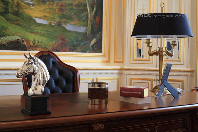 头,无人,家,横图,室内,白天,正面,摆设,别墅,家具,书房,台灯,装修,桌子,建筑,马,野生动物,杯子,书籍,椅子,照明,欧式,阴影,装饰,光线,影子,办公桌,房屋,墙,屋子,公寓,灯光,豪华,建设,现代,装潢,洋房,楼房,吊灯,墙壁,墙面,住宅,陈设,灯,阳光,动物,水杯,灯具,室内装潢,运输,牲畜,华丽,修饰,样板房,明亮,照亮,点缀,安排,舒适,家居装潢,照明设备,房屋设计,地中海风格,古典风格,简约风格,陈列,部署,室内设计,宽敞,样板房装潢,衬托,美观,雅致,雅观,铺排,头部,设计,茶杯,书,图书,彩图,房子,shslj1