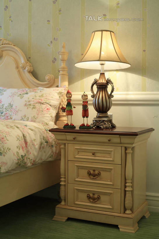 无人,家,竖图,室内,白天,正面,摆设,别墅,床,家具,靠垫,台灯,卧室,装修,桌子,建筑,照明,欧式,装饰,房屋,墙,双人床,屋子,公寓,灯光,床单,靠枕,豪华,被子,建设,现代,装潢,洋房,楼房,墙壁,墙面,住宅,陈设,灯,抱枕,灯具,室内装潢,枕头,样板房,明亮,照亮,安排,舒适,被单,家居装潢,照明设备,房屋设计,地中海风格,古典风格,简约风格,陈列,部署,室内设计,宽敞,样板房装潢,铺排,设计,彩图,房子,睡房,卧房,shslj1