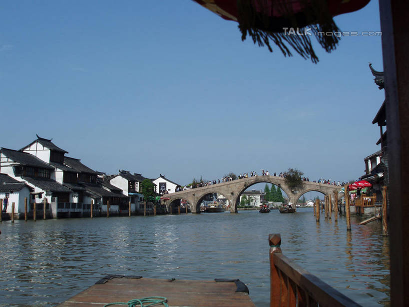 无人,家,横图,室外,白天,正面,旅游,度假,湖,湖泊,石头,名胜古迹,水,标志建筑,地标,建筑,上海,中国,亚洲,阴影,波纹,遗迹,光线,石子,瓦片,影子,房屋,屋顶,屋子,湖面,水流,水面,公寓,桥,涟漪,顶棚,瓦,古迹,文物,娱乐,建设,古建筑,石桥,洋房,楼房,拱桥,住宅,栈桥,蓝色,蓝天,水纹,天空,阳光,波浪,湖水,天,享受,休闲,旅游胜地,放松,建造,朱家角,拱形,晴朗,人行桥,石拱桥,申,青浦区,古文明,东亚,屋瓦,淀山湖,上海市,朱家角镇,万里无云,中华人民共和国,沪,华东地区,水晕,朱家角古镇,淀山湖风景区,石块,晴空,晴空万里,彩图,房子,shslj1