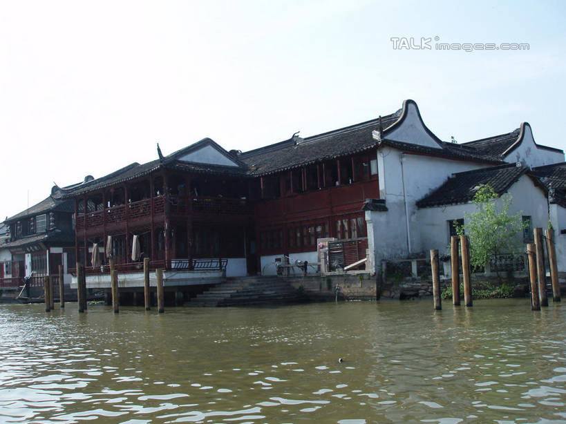 无人,栏杆,横图,室外,白天,正面,旅游,度假,湖,湖泊,名胜古迹,水,标志建筑,地标,建筑,上海,中国,亚洲,阴影,波纹,遗迹,光线,瓦片,影子,屋顶,湖面,水流,水面,围栏,涟漪,顶棚,瓦,古迹,文物,娱乐,建设,古建筑,护栏,蓝色,蓝天,水纹,天空,阳光,波浪,湖水,天,享受,休闲,旅游胜地,放松,建造,朱家角,晴朗,申,青浦区,古文明,东亚,屋瓦,淀山湖,上海市,朱家角镇,万里无云,中华人民共和国,沪,华东地区,水晕,朱家角古镇,淀山湖风景区,晴空,晴空万里,彩图,shslj1