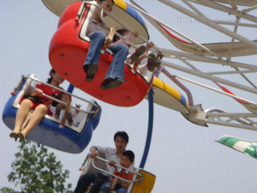 东方人,儿童,中年人,家庭,夫妻,母亲,父亲,女儿,儿子,公园,栏杆,坐,举,横图,室外,白天,仰视,爱情,纯洁,上海,中国,亚洲,行人,握,阴影,服装,光线,影子,围栏,许多人,浪漫,注视,休闲装,黄种人,护栏,路人,小孩,衣服,蓝色,蓝天,天空,阳光,天,观察,看,靠,靠着,托,一群人,休闲,温暖,温馨,父女,父子,母女,母子,一家人,休闲服,恩爱,父爱,可爱,母爱,童年,童趣,握着,恋人,服饰,游乐设施,旋转飞椅,大宁灵石公园,晴朗,观看,申,和睦,察看,关注,童真,东亚,烂漫,无邪,上海市,万里无云,中华人民共和国,沪,华东地区,闸北区,过客,飓风飞椅,旋转秋千,天真,男孩,男人,男性,女孩,女人,女性,中年男性,中年女性,亚洲人,孩子,夫妇,情侣,晴空,晴空万里,举起,举手,举着,向上举,向上伸,向上托,坐着,半身,彩图,低角度拍摄,广中西路,伴侣,融洽,男生,女生,shslj1