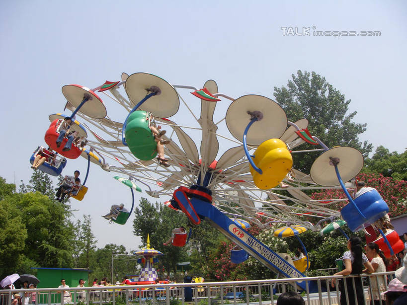 东方人,儿童,中年人,家庭,夫妻,母亲,父亲,女儿,儿子,公园,栏杆,站,坐,举,横图,室外,白天,仰视,爱情,纯洁,植物,上海,中国,亚洲,行人,握,阴影,服装,光线,影子,围栏,许多人,浪漫,注视,休闲装,黄种人,护栏,路人,树,树木,小孩,衣服,蓝色,绿色,蓝天,天空,阳光,自然,天,观察,看,靠,靠着,托,站着,一群人,休闲,温暖,温馨,父女,父子,母女,母子,一家人,休闲服,恩爱,父爱,可爱,母爱,童年,童趣,握着,恋人,服饰,游乐设施,旋转飞椅,大宁灵石公园,生长,晴朗,成长,观看,申,和睦,察看,关注,童真,东亚,烂漫,无邪,上海市,万里无云,中华人民共和国,沪,华东地区,闸北区,过客,飓风飞椅,旋转秋千,天真,男孩,男人,男性,女孩,女人,女性,中年男性,中年女性,亚洲人,孩子,夫妇,情侣,晴空,晴空万里,举起,举手,举着,向上举,向上伸,向上托,站立,坐着,半身,彩图,低角度拍摄,广中西路,伴侣,融洽,男生,女生,shslj1