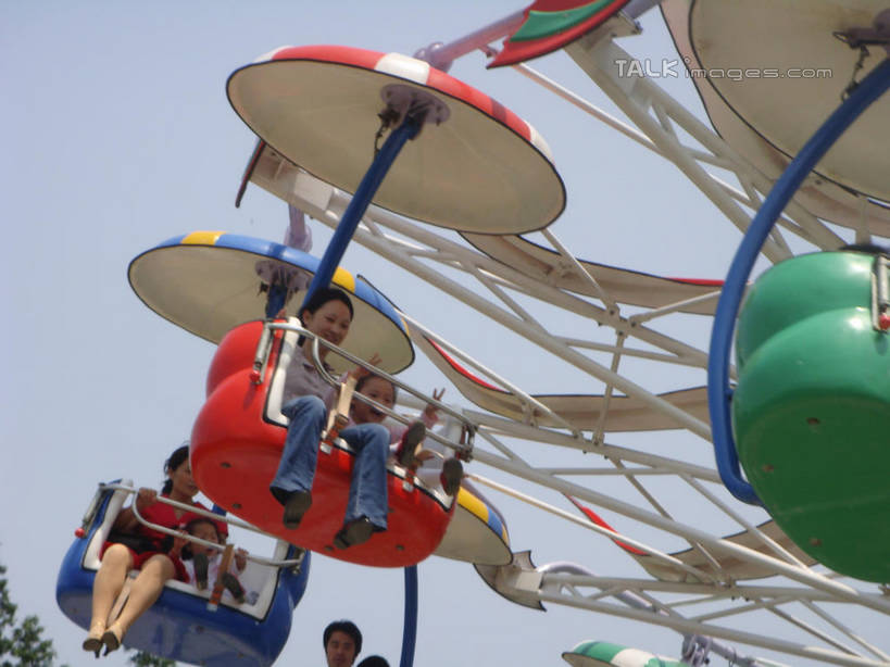 东方人,儿童,中年人,家庭,夫妻,母亲,父亲,女儿,儿子,公园,栏杆,坐,举,横图,室外,白天,仰视,爱情,纯洁,上海,中国,亚洲,行人,握,阴影,服装,光线,影子,围栏,许多人,浪漫,注视,休闲装,黄种人,护栏,路人,小孩,衣服,蓝色,蓝天,天空,阳光,天,观察,看,靠,靠着,托,一群人,休闲,温暖,温馨,父女,父子,母女,母子,一家人,休闲服,恩爱,父爱,可爱,母爱,童年,童趣,握着,恋人,服饰,游乐设施,旋转飞椅,大宁灵石公园,晴朗,观看,申,和睦,察看,关注,童真,东亚,烂漫,无邪,上海市,万里无云,中华人民共和国,沪,华东地区,闸北区,过客,飓风飞椅,旋转秋千,天真,男孩,男人,男性,女孩,女人,女性,中年男性,中年女性,亚洲人,孩子,夫妇,情侣,晴空,晴空万里,举起,举手,举着,向上举,向上伸,向上托,坐着,半身,彩图,低角度拍摄,广中西路,伴侣,融洽,男生,女生,shslj1