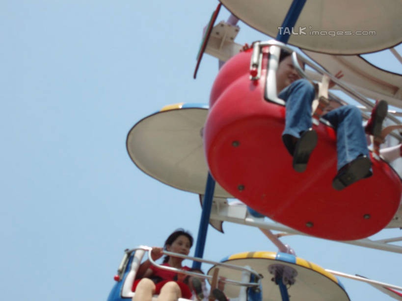 东方人,两个人,公园,栏杆,坐,笑,微笑,横图,室外,白天,仰视,上海,中国,亚洲,行人,游客,游人,阴影,服装,光线,影子,围栏,注视,休闲装,黄种人,护栏,路人,旅客,衣服,蓝色,蓝天,天空,阳光,天,观察,看,休闲,休闲服,服饰,游乐设施,旋转飞椅,大宁灵石公园,晴朗,观看,申,察看,关注,东亚,上海市,万里无云,中华人民共和国,沪,华东地区,闸北区,过客,飓风飞椅,旋转秋千,男人,男性,女人,女性,中年男性,中年女性,亚洲人,晴空,晴空万里,坐着,半身,彩图,低角度拍摄,广中西路,shslj1