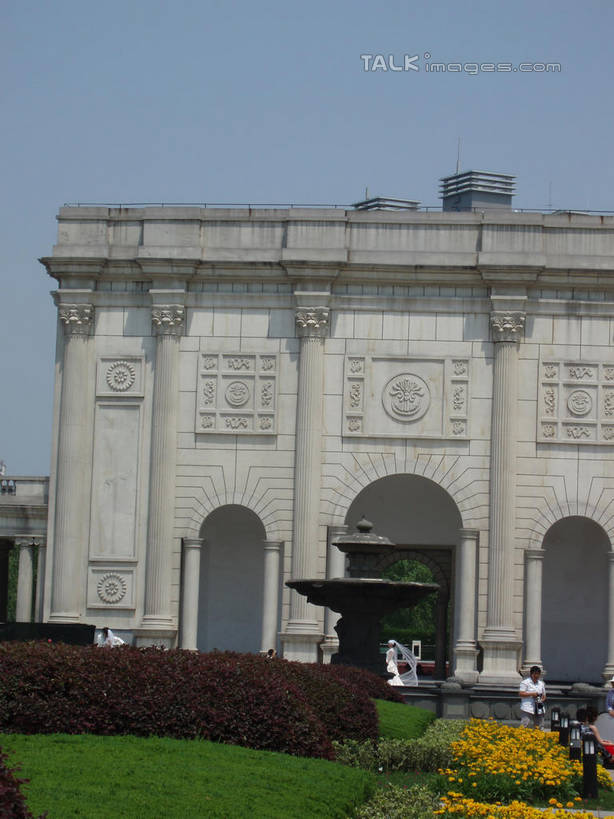 无人,公园,竖图,室外,白天,正面,旅游,度假,花海,花圃,植物,门,标志建筑,地标,建筑,路灯,喷泉,叶子,照明,雕塑,上海,中国,亚洲,阴影,艺术,装饰,盛开,光线,雕刻,雕像,影子,景观,灯光,花蕾,文化,娱乐,建设,灯,花,花瓣,花朵,花卉,鲜花,蓝色,绿色,蓝天,天空,阳光,工艺品,门框,花丛,花束,花田,天,花苞,花蕊,品味,享受,休闲,旅游胜地,放松,大宁灵石公园,晴朗,纪念,照亮,美术,申,照明设备,主题,水景,陈列,东亚,上海市,万里无云,中华人民共和国,沪,华东地区,功能,美学,美观,闸北区,设计,晴空,晴空万里,彩图,广中西路,shslj1