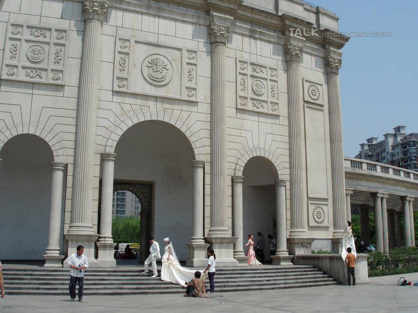 东方人,家庭,夫妻,新娘,新郎,伙伴,朋友,摄影师,公园,站,走,笑,微笑,横图,室外,白天,侧面,婚纱,爱情,婚礼,旅游,度假,快乐,友谊,合作,团队,楼梯,标志建筑,地标,建筑,雕塑,上海,中国,亚洲,行人,阴影,头纱,服装,庆祝,艺术,装饰,光线,雕刻,雕像,影子,阶梯,拱门,许多人,结婚,浪漫,注视,休闲装,黄种人,娱乐,建设,路人,台阶,衣服,蓝色,蓝天,天空,阳光,工艺品,天,观察,看,站着,一群人,享受,休闲,温暖,温馨,喜庆,一家人,休闲服,旅游胜地,恩爱,放松,战略,恋人,服饰,大宁灵石公园,晴朗,观看,纪念,美术,申,和睦,察看,关注,主题,陈列,东亚,上海市,万里无云,中华人民共和国,沪,华东地区,功能,美学,联合,合谋,闸北区,过客,配合,协作,男人,男性,年轻男性,年轻女性,女人,女性,亚洲人,夫妇,情侣,晴空,晴空万里,步行,站立,走路,彩图,全身,婚礼服,礼服,高兴,婚礼头纱,广中西路,伴侣,融洽,shslj1