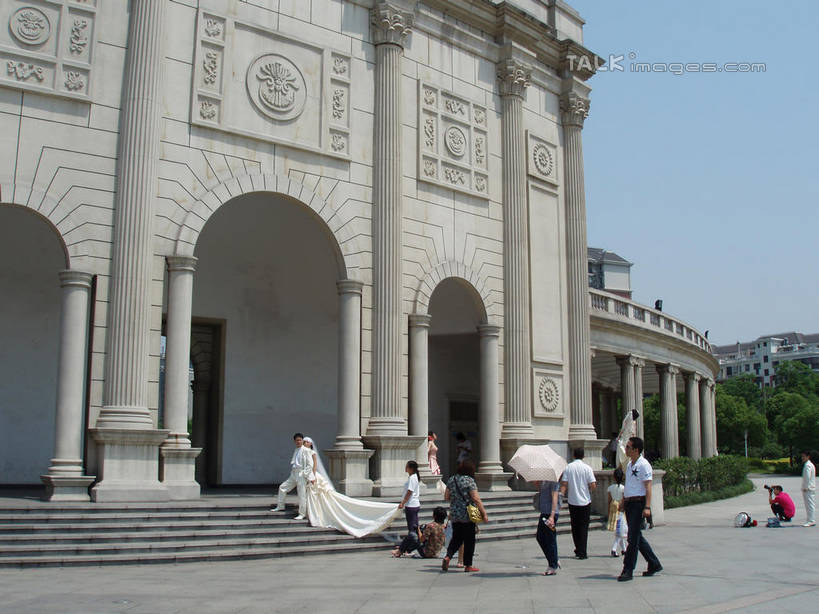 东方人,家庭,夫妻,新娘,新郎,伙伴,朋友,摄影师,公园,站,走,笑,微笑,横图,室外,白天,侧面,婚纱,爱情,婚礼,旅游,度假,快乐,友谊,合作,团队,楼梯,标志建筑,地标,建筑,雕塑,上海,中国,亚洲,行人,阴影,头纱,服装,庆祝,艺术,装饰,光线,雕刻,雕像,影子,阶梯,拱门,许多人,结婚,浪漫,注视,休闲装,黄种人,娱乐,建设,路人,台阶,衣服,蓝色,蓝天,天空,阳光,工艺品,天,观察,看,站着,一群人,享受,休闲,温暖,温馨,喜庆,一家人,休闲服,旅游胜地,恩爱,放松,战略,恋人,服饰,大宁灵石公园,晴朗,观看,纪念,美术,申,和睦,察看,关注,主题,陈列,东亚,上海市,万里无云,中华人民共和国,沪,华东地区,功能,美学,联合,合谋,闸北区,过客,配合,协作,男人,男性,年轻男性,年轻女性,女人,女性,亚洲人,夫妇,情侣,晴空,晴空万里,步行,站立,走路,彩图,全身,婚礼服,礼服,高兴,婚礼头纱,广中西路,伴侣,融洽,shslj1