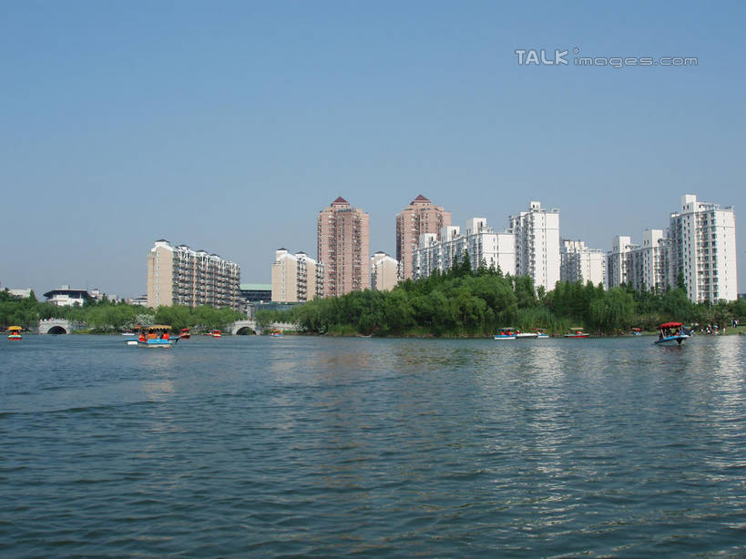 无人,公园,家,横图,室外,白天,正面,旅游,度假,湖,湖泊,美景,树林,水,植物,上海,中国,亚洲,阴影,波纹,光线,影子,房屋,屋子,湖面,景观,水流,水面,公寓,涟漪,娱乐,洋房,楼房,住宅,树,树木,蓝色,绿色,蓝天,水纹,天空,阳光,自然,波浪,湖水,天,享受,休闲,景色,放松,大宁灵石公园,生长,晴朗,成长,申,自然风光,东亚,上海市,万里无云,中华人民共和国,沪,华东地区,水晕,闸北区,晴空,晴空万里,彩图,房子,广中西路,shslj1