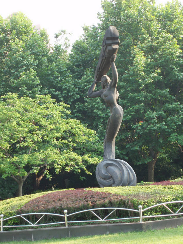 东方人,一个人,无人,公园,栏杆,站,举,竖图,室外,白天,正面,旅游,度假,草地,草坪,美景,树林,植物,雕塑,上海,中国,亚洲,仅一个年轻女性,仅一个女性,仅一个人,阴影,艺术,装饰,光线,雕刻,雕像,影子,景观,围栏,黄种人,娱乐,护栏,草,树,树木,绿色,天空,阳光,自然,工艺品,天,托,站着,享受,休闲,景色,放松,大宁灵石公园,生长,成长,纪念,美术,申,自然风光,主题,陈列,东亚,上海市,中华人民共和国,沪,华东地区,功能,美学,闸北区,年轻女性,女人,女性,亚洲人,举起,举手,举着,向上举,向上伸,向上托,站立,彩图,全身,广中西路,shslj1