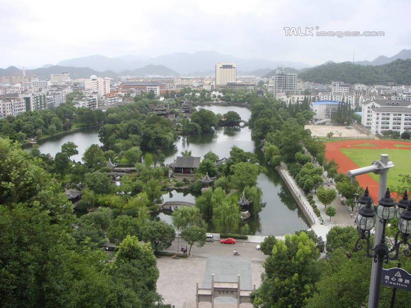 无人,体育馆,栏杆,运动场,横图,俯视,室外,白天,旅游,度假,草地,草坪,湖,湖泊,名胜古迹,树林,水,植物,楼梯,标志建筑,地标,建筑,雕塑,中国,亚洲,阴影,遗迹,艺术,装饰,光线,标志,雕刻,扶手,牌匾,文字,影子,字符,阶梯,湖面,水流,水面,跑道,古迹,文化,文物,娱乐,标识,建设,体育场,古建筑,浙江,护栏,台阶,草,树,树木,浙江省,绿色,天空,阳光,自然,工艺品,湖水,天,享受,休闲,汉字,旅游胜地,放松,江南长城,临海,田径场,生长,成长,纪念,美术,中文,主题,塑胶跑道,陈列,古文明,东亚,中华人民共和国,华东地区,浙,功能,美学,运动馆,国文,华文,台州,台州市,彩图,高角度拍摄,全天候田径运动跑道,临海市,台州府城墙,shslj1