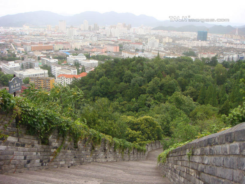 无人,家,栏杆,横图,俯视,室外,白天,旅游,度假,建材,名胜古迹,森林,山,山脉,树林,植物,楼梯,标志建筑,地标,建筑,中国,亚洲,遗迹,材料,扶手,砖,砖块,房屋,阶梯,墙,屋子,山峰,公寓,山峦,古迹,文物,娱乐,建设,古建筑,洋房,浙江,护栏,楼房,墙壁,墙面,台阶,住宅,树,树木,浙江省,绿色,天空,自然,群山,天,享受,休闲,砖头,旅游胜地,放松,建造,江南长城,临海,生长,成长,古文明,东亚,中华人民共和国,华东地区,浙,台州,台州市,石料,彩图,高角度拍摄,房子,砌墙砖,临海市,台州府城墙,shslj1