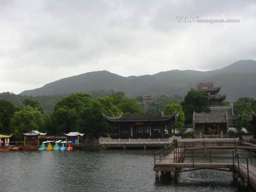 无人,栏杆,码头,横图,室外,白天,正面,旅游,度假,湖,湖泊,美景,山,山脉,树林,水,植物,港口,中国,亚洲,阴影,光线,木板,影子,湖面,景观,山峰,水流,水面,云,云朵,围栏,桥,木桥,山峦,云彩,娱乐,浙江,护栏,栈桥,树,树木,浙江省,蓝色,绿色,白云,蓝天,天空,阳光,自然,湖水,群山,天,享受,休闲,景色,放松,江南长城,临海,生长,晴朗,成长,人行桥,木板桥,自然风光,东亚,游艇码头,中华人民共和国,华东地区,浙,台州,台州市,晴空,彩图,摆渡口,埠头,渡口,渡头,港湾,海港,口岸,临海市,台州府城墙,shslj1