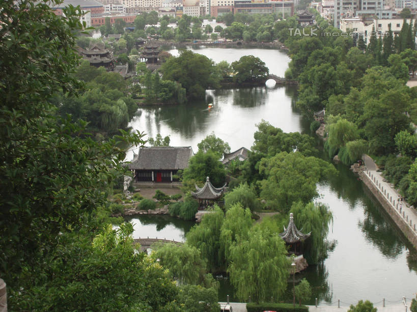 无人,横图,俯视,航拍,室外,白天,旅游,度假,湖,湖泊,名胜古迹,树林,水,植物,标志建筑,地标,建筑,中国,亚洲,阴影,遗迹,光线,瓦片,影子,屋顶,湖面,水流,水面,顶棚,瓦,古迹,文物,娱乐,建设,古建筑,浙江,树,树木,浙江省,绿色,倒影,阳光,自然,湖水,享受,休闲,旅游胜地,放松,建造,江南长城,临海,生长,成长,倒映,鸟瞰,古文明,东亚,屋瓦,中华人民共和国,华东地区,浙,台州,台州市,反照,彩图,高角度拍摄,临海市,台州府城墙,shslj1