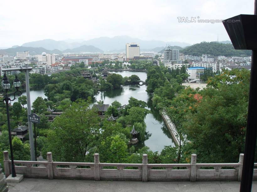 无人,横图,俯视,室外,白天,旅游,度假,湖,湖泊,名胜古迹,树林,水,植物,标志建筑,地标,建筑,中国,亚洲,阴影,遗迹,光线,瓦片,影子,屋顶,湖面,水流,水面,顶棚,瓦,古迹,文物,娱乐,建设,古建筑,浙江,树,树木,浙江省,绿色,倒影,阳光,自然,湖水,享受,休闲,旅游胜地,放松,建造,江南长城,临海,生长,成长,倒映,古文明,东亚,屋瓦,中华人民共和国,华东地区,浙,台州,台州市,反照,彩图,高角度拍摄,临海市,台州府城墙,shslj1