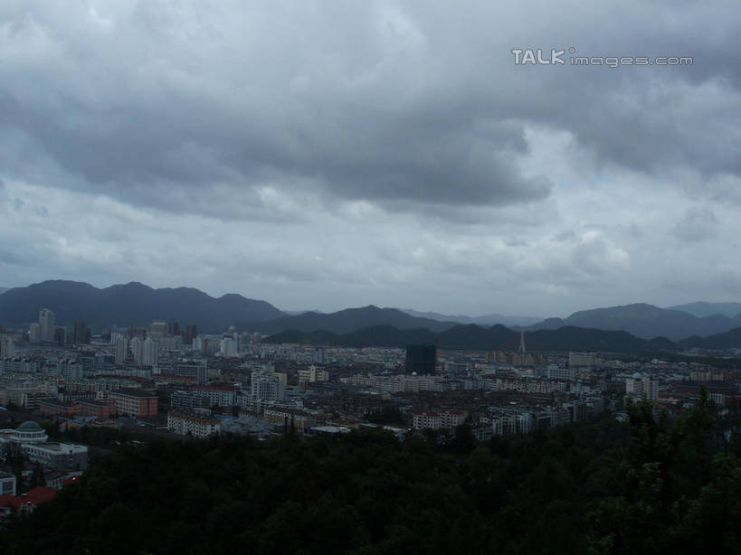 无人,家,横图,室外,白天,正面,旅游,度假,美景,山,山脉,树林,植物,城市风光,城市,建筑,仙居,中国,亚洲,房屋,屋子,景观,山峰,乌云,云,阴天,云朵,公寓,建筑群,山峦,云彩,娱乐,建设,洋房,浙江,楼房,住宅,树,树木,浙江省,绿色,天空,自然,群山,天,享受,休闲,景色,放松,生长,成长,昏暗,阴沉,东亚,中华人民共和国,华东地区,浙,台州,台州市,彩图,房子,仙居县,shslj1