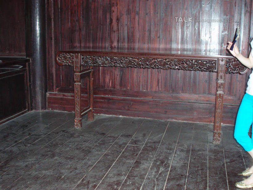 西方人,一个人,走,横图,室内,白天,侧面,旅游,度假,名胜古迹,地板,桌面,桌子,标志建筑,地标,建筑,仙居,欧洲,中国,欧洲人,亚洲,仅一个年轻女性,仅一个女性,仅一个人,服装,遗迹,木制,木桌,墙,地面,休闲装,古迹,文物,娱乐,建设,古建筑,浙江,木地板,墙壁,墙面,浙江省,衣服,红色,木制品,享受,休闲,休闲服,旅游胜地,放松,服饰,古文明,东亚,中华人民共和国,华东地区,浙,台州,台州市,年轻女性,女人,女性,白种人,步行,散步,走路,半身,彩图,木桌子,仙居县,shslj1