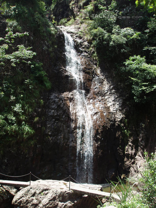 无人,竖图,室外,白天,正面,旅游,度假,石头,美景,瀑布,森林,山,山脉,树林,水,植物,仙居,中国,亚洲,阴影,飞溅,溅,光线,石子,液体,影子,景观,山峰,水滴,山峦,娱乐,浙江,水珠,树,树木,浙江省,绿色,阳光,自然,群山,享受,休闲,景色,放松,生长,成长,喷洒,自然风光,东亚,中华人民共和国,华东地区,浙,台州,台州市,跌水,石块,岩石,彩图,仙居县,shslj1