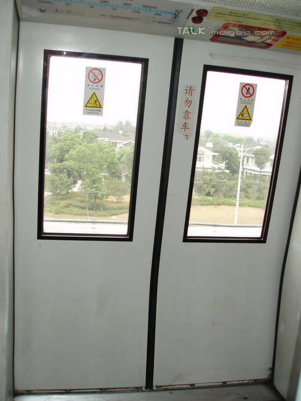 无人,竖图,室内,白天,正面,旅游,度假,窗户,门,标志建筑,地标,地铁,建筑,上海,中国,亚洲,阴影,反射,影子,轨道交通,娱乐,建设,玻璃窗,车门,门框,享受,休闲,旅游胜地,放松,申,东亚,上海市,中华人民共和国,沪,华东地区,彩图,地铁机动车,地下铁,轻轨,shslj1