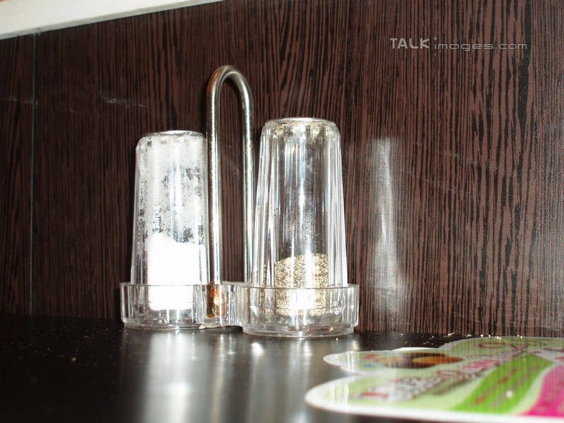 无人,横图,室内,特写,白天,正面,餐桌,桌子,阴影,反射,木制,粉末,影子,墙,调料,盐,胡椒粉,调味品,调味料,食盐,墙壁,墙面,玻璃制品,玻璃瓶,木制品,瓶子,粉,餐台,粉状,粉剂,胡椒,彩图,古月粉,shslj1