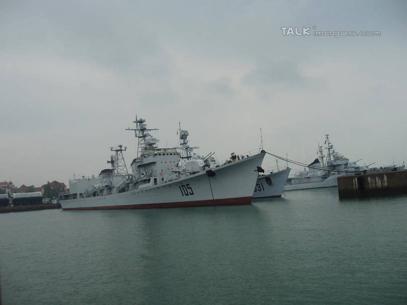 无人,码头,横图,室外,白天,正面,度假,海浪,海洋,美景,城市风光,城市,港口,船,青岛,中国,亚洲,停靠,景观,浪花,乌云,云,阴天,云朵,云彩,娱乐,山东,天空,海水,天,享受,休闲,景色,放松,军舰,军港,昏暗,阴沉,停泊,海景,战舰,东亚,军用战舰,山东省,战船,中华人民共和国,华东地区,鲁,青岛市,大海,风浪,海,海水的波动,近岸浪,涌浪,彩图,摆渡口,埠头,渡口,渡头,港湾,海港,口岸,商港,shslj1