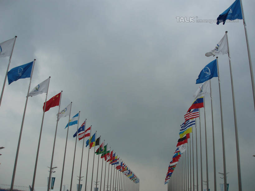 无人,横图,室外,白天,仰视,美景,植物,旗帜,国旗,青岛,中国,亚洲,一排,许多,整齐,并列,并排,景观,乌云,云,阴天,云朵,很多,云彩,山东,树,树木,排列,绿色,天空,自然,天,景色,生长,成长,昏暗,阴沉,队列,自然风光,平行,东亚,山东省,中华人民共和国,华东地区,鲁,青岛市,旗,彩图,低角度拍摄,万国旗,shslj1