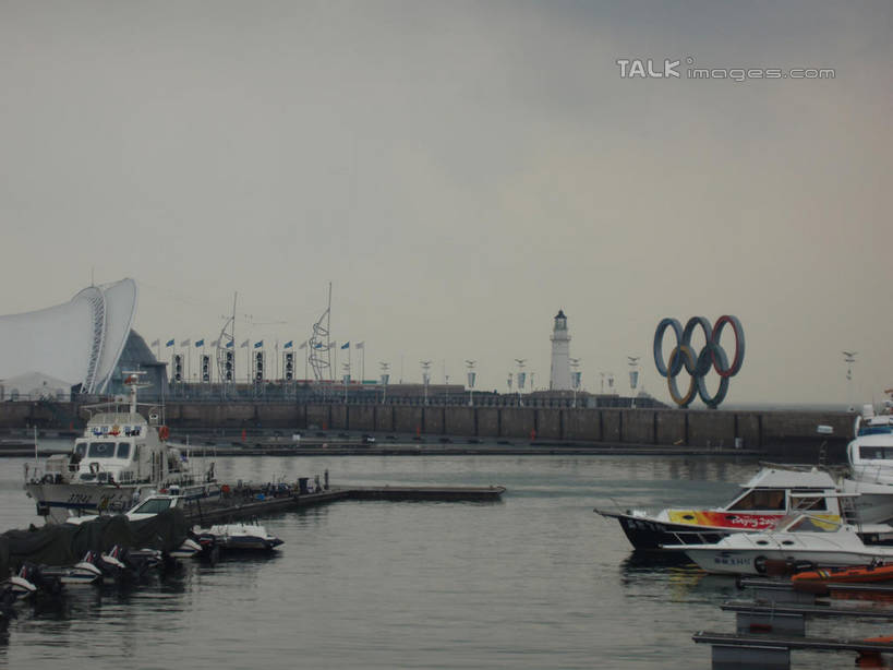 无人,码头,横图,室外,白天,正面,锻炼,度假,快乐,比赛,运动,竞争,海浪,海洋,美景,城市风光,城市,港口,轮船,船,青岛,中国,亚洲,停靠,景观,浪花,乌云,云,阴天,云朵,云彩,娱乐,山东,天空,海水,交通工具,天,享受,休闲,景色,奥林匹克,奥运,放松,昏暗,体育运动,阴沉,停泊,载具,海景,东亚,山东省,游艇码头,中华人民共和国,华东地区,鲁,青岛市,体育,大海,风浪,海,海水的波动,近岸浪,涌浪,彩图,健身,摆渡口,埠头,渡口,渡头,港湾,海港,口岸,奥运会,奥林匹克运动,shslj1