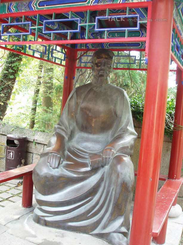 东方人,一个人,无人,栏杆,坐,竖图,室外,白天,正面,民族服装,旅游,度假,植物,标志建筑,地标,建筑,雕塑,青岛,中国,亚洲,仅一个男性,仅一个人,仅一个中年男性,阴影,艺术,装饰,光线,雕刻,雕像,影子,围栏,注视,黄种人,娱乐,建设,山东,护栏,树,树木,红色,绿色,阳光,自然,工艺品,观察,看,享受,休闲,旅游胜地,放松,搭,生长,成长,观看,纪念,美术,察看,搭着,关注,主题,陈列,东亚,山东省,中华人民共和国,华东地区,功能,美学,鲁,青岛市,袍子,男人,男性,中年男性,亚洲人,坐着,彩图,全身,传统服装,民俗服,铜雕,shslj1