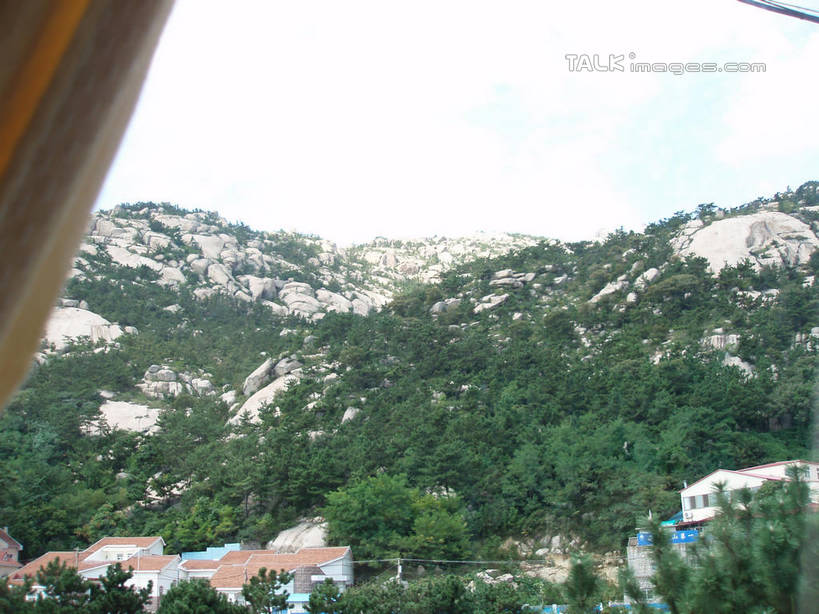 无人,家,横图,室外,白天,仰视,旅游,度假,美景,山,山脉,树林,植物,青岛,中国,亚洲,阴影,光线,影子,房屋,屋子,景观,山峰,公寓,山峦,娱乐,山东,洋房,楼房,住宅,树,树木,绿色,天空,阳光,自然,群山,天,享受,休闲,景色,放松,生长,成长,自然风光,东亚,山东省,中华人民共和国,华东地区,鲁,青岛市,彩图,低角度拍摄,房子,shslj1