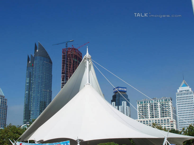 无人,高楼大厦,横图,室外,白天,仰视,度假,草地,草坪,美景,树林,植物,城市风光,城市,大厦,建筑,摩天大楼,青岛,中国,亚洲,阴影,光线,影子,亭子,屋顶,景观,建筑群,顶棚,娱乐,建设,山东,草,树,树木,蓝色,绿色,蓝天,天空,阳光,自然,天,享受,休闲,景色,放松,生长,晴朗,成长,东亚,山东省,万里无云,中华人民共和国,华东地区,鲁,青岛市,晴空,晴空万里,彩图,低角度拍摄,大楼,高层建筑,高楼,摩天楼,shslj1