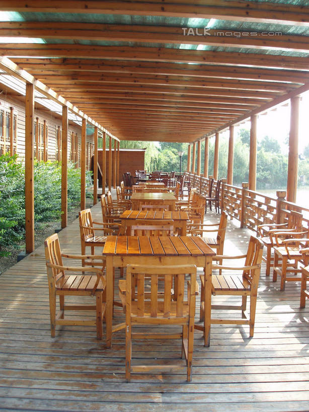 无人,餐厅,栏杆,竖图,室外,白天,正面,旅游,度假,草地,草坪,美景,植物,餐桌,桌子,椅子,太湖,中国,亚洲,阴影,光线,影子,木椅,景观,围栏,娱乐,江苏,苏州,护栏,草,绿色,阳光,自然,享受,休闲,景色,放松,缥缈峰,西山,餐台,自然风光,东亚,江苏省,苏州市,中华人民共和国,华东地区,苏,吴中区,彩图,餐馆,饭店,饭馆,洞庭西山,包山,shslj1