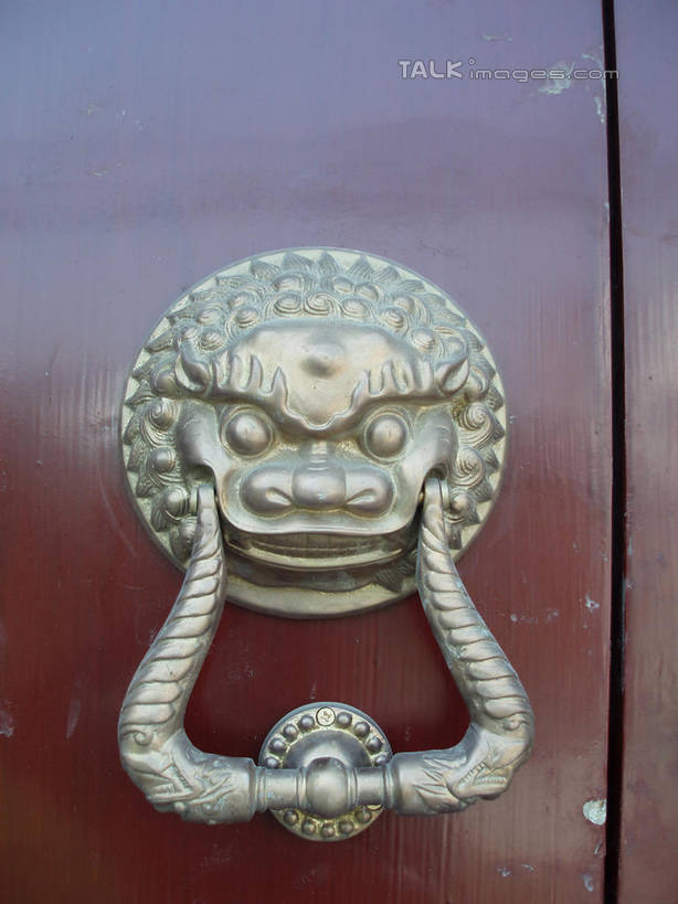 无人,家,竖图,室外,特写,白天,正面,门,静物,雕塑,阴影,艺术,装饰,光线,雕刻,雕像,影子,大门,房屋,屋子,楼房,住宅,阳光,工艺品,门框,纪念,美术,主题,前门,陈列,宅院,功能,美学,彩图,房子,宅门,铜雕,shslj1