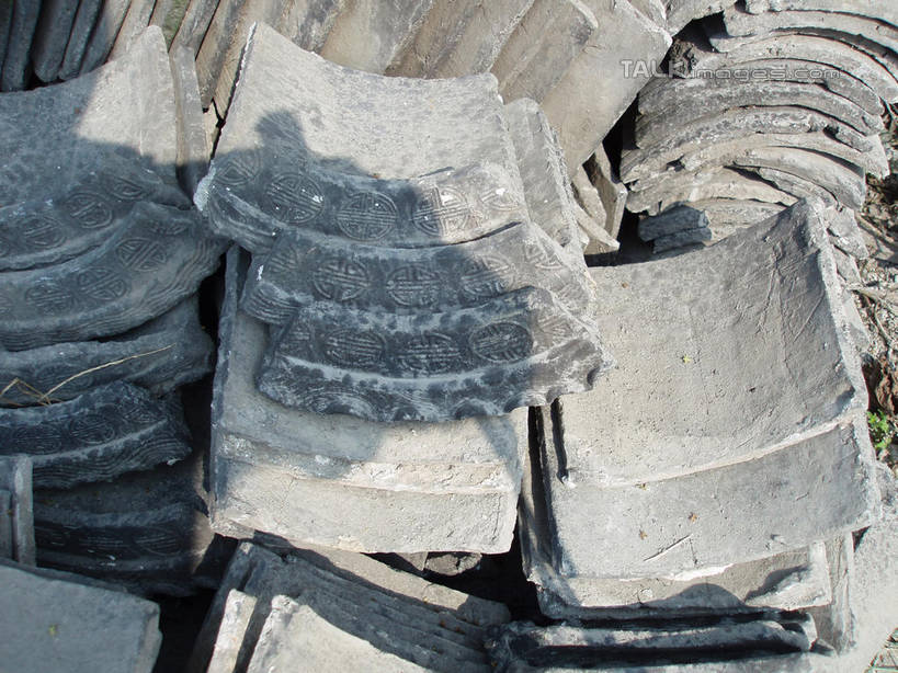 无人,横图,室外,特写,白天,正面,建材,静物,一堆,许多,阴影,堆叠,堆积,光线,纹路,瓦片,纹理,影子,很多,瓦,灰色,阳光,堆,建筑材料,屋瓦,肌理,柔和,大方,细致,中间色,朴素,平稳,彩图,shslj1