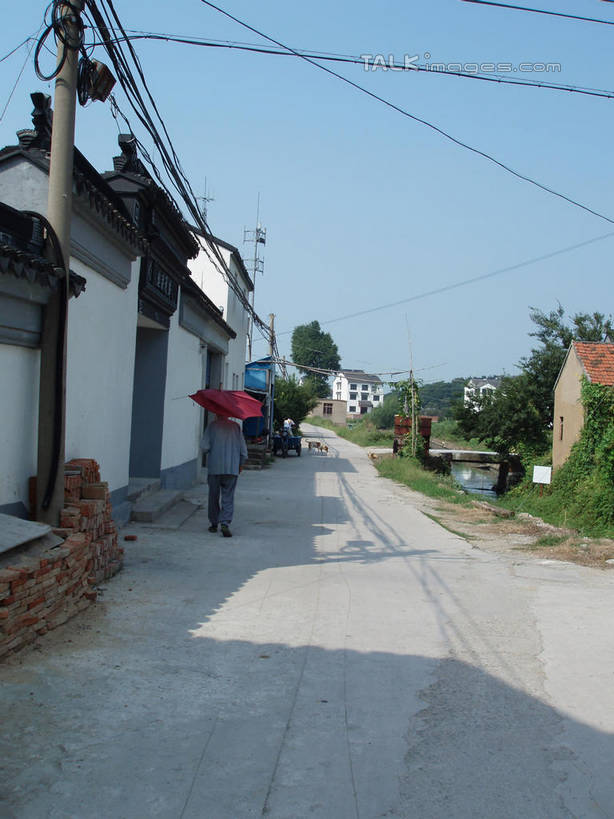 东方人,一个人,家,站,竖图,室外,白天,正面,度假,草地,草坪,美景,树林,植物,城市风光,城市,道路,路,中国,亚洲,仅一个男性,仅一个人,仅一个中年男性,撑,阴影,服装,电力,光线,电线,电线杆,伞,线,影子,雨伞,遮阳伞,房屋,屋子,景观,公寓,小路,电能,交通,线路,休闲装,黄种人,娱乐,阳伞,洋房,楼房,住宅,草,树,树木,衣服,蓝色,绿色,蓝天,天空,阳光,自然,天,站着,享受,休闲,休闲服,景色,放松,服饰,生长,晴朗,成长,电,电源,撑着,太阳伞,能量,东亚,万里无云,中华人民共和国,男人,男性,中年男性,亚洲人,晴空,晴空万里,站立,彩图,全身,房子,shslj1