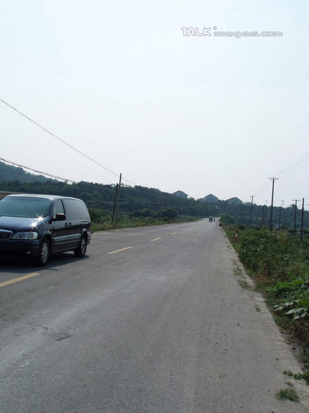 无人,竖图,室外,白天,正面,旅游,度假,草地,草坪,美景,植物,道路,路,公路,汽车,中国,亚洲,一辆,阴影,电力,光线,电线,电线杆,线,影子,景观,分界线,电能,停车线,交通,线路,娱乐,浙江,车,草,浙江省,蓝色,绿色,蓝天,天空,阳光,自然,交通工具,轿车,天,驾驶,行驶,享受,休闲,景色,放松,缥缈峰,晴朗,电,车行道,车行道分界线,操纵,电源,控制,自然风光,载具,标线,能量,东亚,操控,车行线,万里无云,中华人民共和国,华东地区,浙,把持,晴空,晴空万里,马路,彩图,shslj1