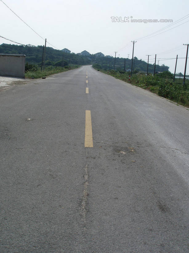 无人,竖图,室外,白天,正面,消失点,旅游,度假,草地,草坪,美景,植物,道路,路,公路,中国,亚洲,阴影,电力,光线,电线,电线杆,线,影子,景观,分界线,电能,停车线,交通,线路,娱乐,浙江,草,浙江省,蓝色,绿色,蓝天,天空,阳光,自然,天,享受,休闲,景色,放松,缥缈峰,晴朗,电,车行道,车行道分界线,电源,自然风光,标线,能量,东亚,车行线,万里无云,中华人民共和国,华东地区,浙,晴空,晴空万里,马路,彩图,没影点,灭点,shslj1