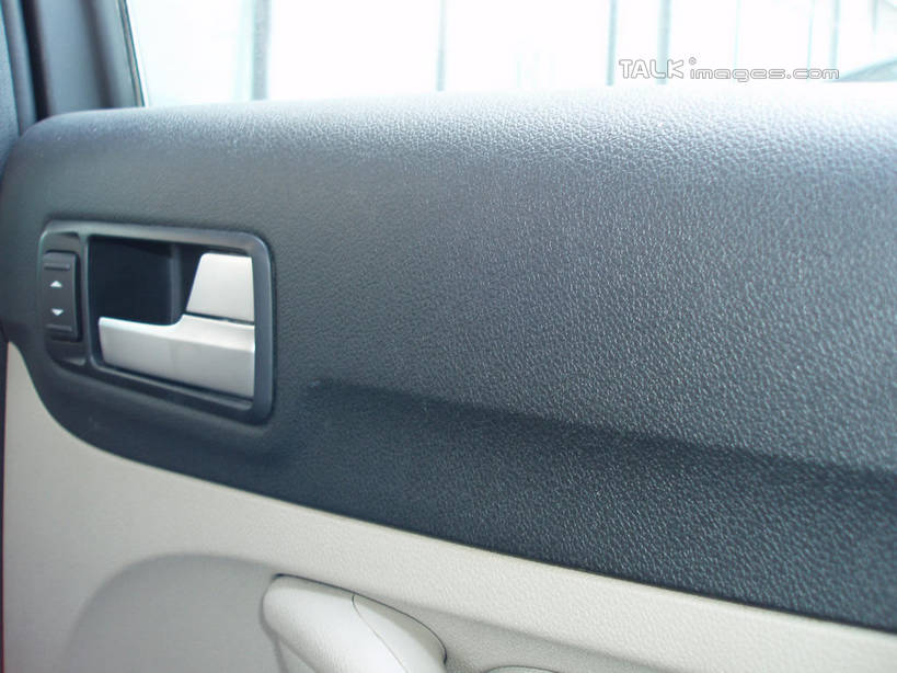 无人,横图,室内,特写,白天,正面,窗户,门,汽车,静物,一辆,阴影,反射,影子,玻璃窗,车,车窗,车门,门框,交通工具,轿车,载具,彩图,shslj1