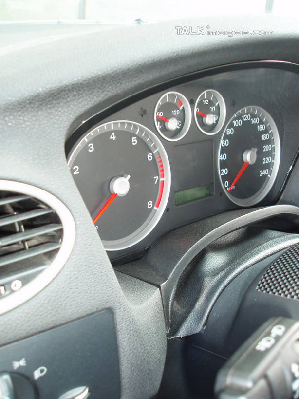 无人,竖图,室内,特写,白天,正面,汽车,静物,一辆,阴影,反射,标志,电器,数字,文字,影子,字符,指针,标识,车,空调,交通工具,轿车,阿拉伯数字,调节,舒适,家电,家用电器,载具,调整,仪表盘,空气调节器,仪表,彩图,车速表,shslj1