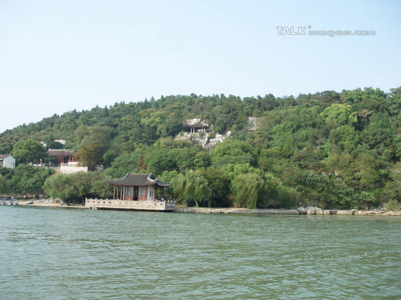 无人,横图,室外,白天,正面,旅游,度假,草地,草坪,湖,湖泊,美景,山,山脉,树林,水,植物,建筑,太湖,中国,亚洲,阴影,波纹,光线,瓦片,影子,屋顶,湖面,景观,山峰,水流,水面,涟漪,山峦,顶棚,瓦,娱乐,江苏,苏州,草,树,树木,蓝色,绿色,蓝天,水纹,天空,阳光,自然,波浪,湖水,群山,天,享受,休闲,景色,放松,建造,缥缈峰,西山,生长,晴朗,成长,自然风光,东亚,屋瓦,江苏省,苏州市,万里无云,中华人民共和国,华东地区,苏,水晕,吴中区,晴空,晴空万里,彩图,洞庭西山,包山,shslj1