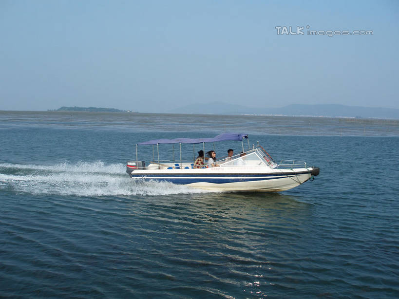 东方人,两个人,坐,横图,室外,白天,侧面,旅游,度假,湖,湖泊,美景,山,山脉,水,船,太湖,中国,亚洲,行人,游客,游人,阴影,波纹,飞溅,服装,溅,光线,液体,影子,湖面,景观,山峰,水滴,水流,水面,游艇,山峦,注视,休闲装,黄种人,娱乐,江苏,苏州,路人,旅客,水珠,衣服,蓝色,蓝天,水纹,天空,阳光,自然,船尾波,交通工具,波浪,湖水,群山,天,观察,看,享受,休闲,休闲服,景色,放松,服饰,缥缈峰,西山,晴朗,观看,察看,关注,喷洒,自然风光,载具,东亚,江苏省,苏州市,万里无云,中华人民共和国,华东地区,苏,过客,吴中区,男人,男性,年轻男性,年轻女性,女人,女性,亚洲人,晴空,晴空万里,坐着,彩图,全身,洞庭西山,包山,shslj1