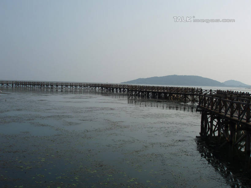 无人,栏杆,横图,室外,白天,正面,旅游,度假,湖,湖泊,美景,山,山脉,水,地板,太湖,中国,亚洲,阴影,波纹,曲折,弯曲,光线,木板,影子,湖面,景观,山峰,水流,水面,围栏,桥,地面,木桥,涟漪,山峦,娱乐,江苏,苏州,护栏,木地板,栈桥,蓝色,蓝天,水纹,天空,阳光,自然,波浪,湖水,群山,天,享受,休闲,景色,放松,缥缈峰,西山,蜿蜒,晴朗,人行桥,木板桥,自然风光,东亚,江苏省,苏州市,万里无云,中华人民共和国,华东地区,苏,水晕,吴中区,晴空,晴空万里,彩图,洞庭西山,包山,shslj1