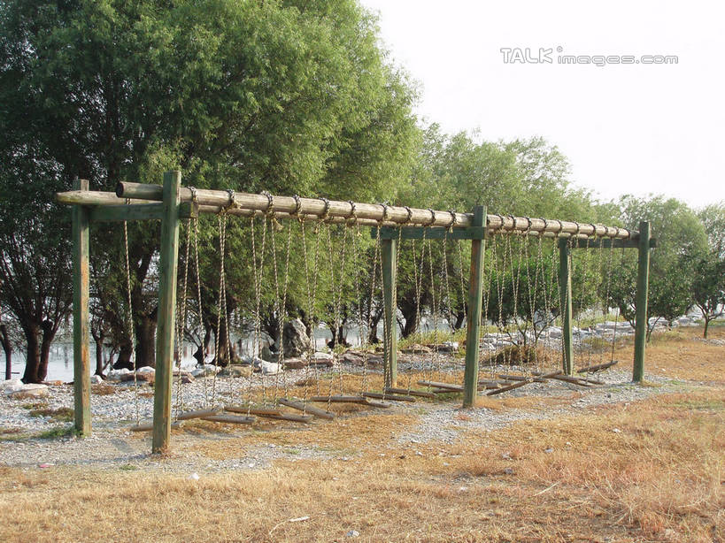 无人,横图,室外,白天,正面,旅游,度假,游戏,美景,树林,植物,中国,亚洲,阴影,枯萎,光线,木板,影子,景观,桥,枯草,木桥,玩,娱乐,栈桥,草,树,树木,黄色,绿色,天空,阳光,自然,天,享受,休闲,景色,放松,生长,成长,活动,人行桥,木板桥,铁环,锁链,链条,束缚,发泄,限制,消遣,智力,自然风光,东亚,中华人民共和国,宣泄,约束,玩耍,嬉戏,彩图,shslj1