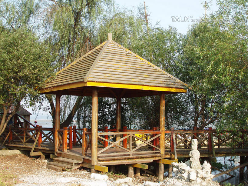 无人,栏杆,横图,室外,白天,正面,旅游,度假,湖,湖泊,美景,树林,水,植物,中国,亚洲,阴影,光线,影子,亭子,屋顶,湖面,景观,水流,水面,围栏,顶棚,娱乐,护栏,树,树木,蓝色,绿色,倒影,蓝天,天空,阳光,自然,凉亭,湖水,天,享受,休闲,景色,放松,生长,晴朗,成长,倒映,自然风光,东亚,万里无云,中华人民共和国,反照,晴空,晴空万里,彩图,shslj1