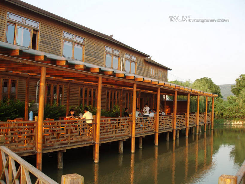 东方人,宾馆,栏杆,站,坐,走,横图,室外,白天,正面,度假,湖,湖泊,美景,水,植物,城市风光,城市,中国,亚洲,行人,游客,游人,阴影,波纹,服装,光线,影子,湖面,景观,水流,水面,围栏,走道,走廊,过道,涟漪,许多人,注视,休闲装,黄种人,娱乐,护栏,路人,旅客,树,树木,衣服,蓝色,绿色,蓝天,水纹,天空,阳光,自然,波浪,湖水,天,观察,看,站着,一群人,享受,休闲,休闲服,景色,放松,服饰,生长,晴朗,成长,观看,察看,关注,东亚,万里无云,中华人民共和国,水晕,过客,男人,男性,年轻男性,年轻女性,女人,女性,亚洲人,晴空,晴空万里,步行,散步,站立,走路,坐着,彩图,全身,客店,客栈,旅店,旅馆,旅舍,shslj1